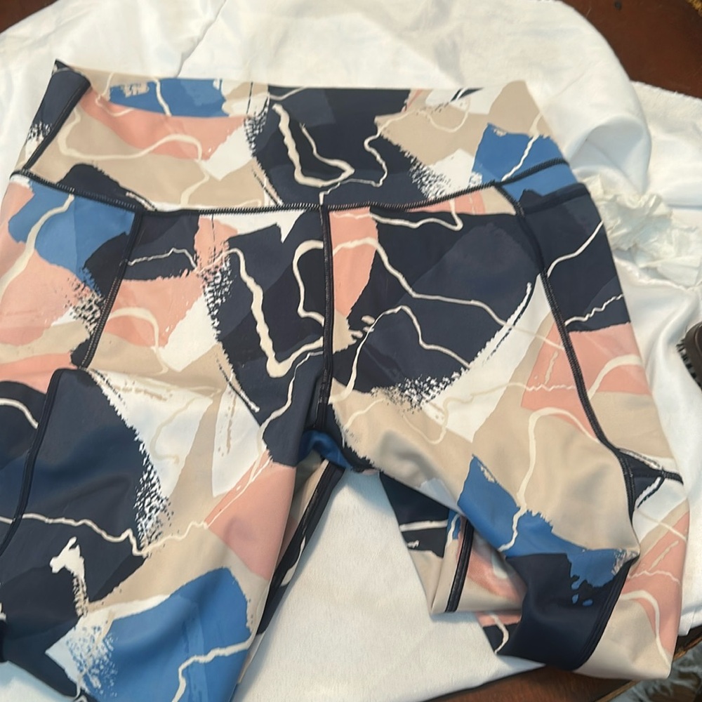 Sweaty Betty exercises pants. They fit amazing , high wasted!  Very comfortable!